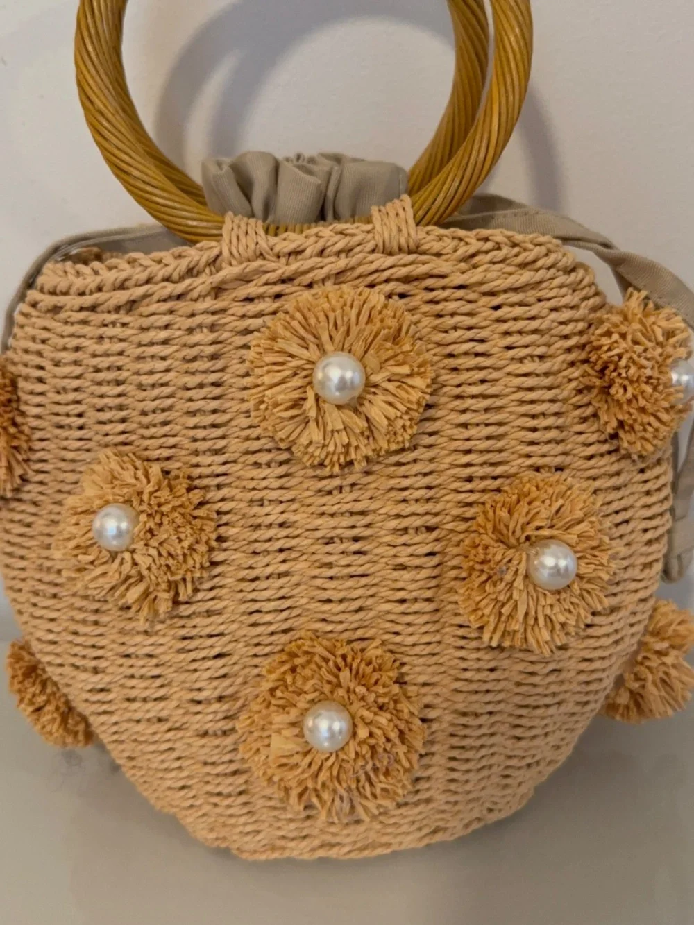 Adorable summer hand bag with pearl accents. Cinch top with tie. - Picture 2 of 7